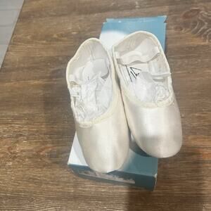 Girls Size 10.5 M Leo's Ballet Slipper Split Sole IvoryLeather New In Box